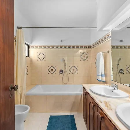 Stunning With Sea Views In Вилла Карвоейру